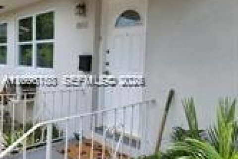 House in El Portal, Florida 2 bedrooms, 161.28 sq.m. № 2075022 - photo 14