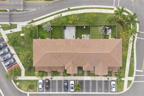 Townhouse in Miami, Florida 3 bedrooms, 143.53 sq.m. № 2011394 - photo 28