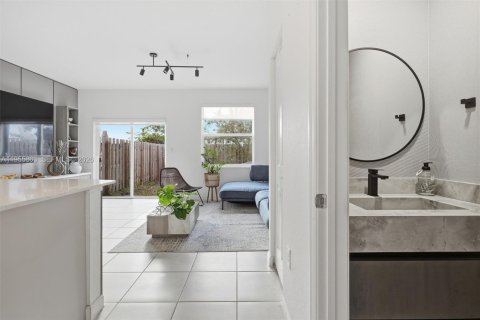 Townhouse in Miami, Florida 3 bedrooms, 143.53 sq.m. № 2011394 - photo 13