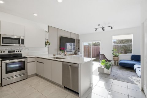 Townhouse in Miami, Florida 3 bedrooms, 143.53 sq.m. № 2011394 - photo 8