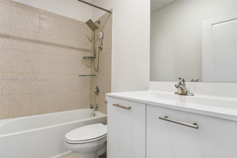 Townhouse in Miami, Florida 3 bedrooms, 143.53 sq.m. № 2011394 - photo 18