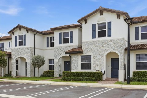 Townhouse in Miami, Florida 3 bedrooms, 143.53 sq.m. № 2011394 - photo 2