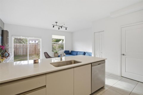 Townhouse in Miami, Florida 3 bedrooms, 143.53 sq.m. № 2011394 - photo 10