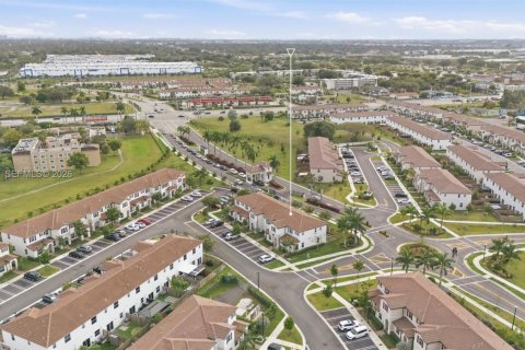 Townhouse in Miami, Florida 3 bedrooms, 143.53 sq.m. № 2011394 - photo 30