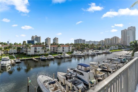 Condo in Aventura, Florida, 2 bedrooms  № 1896963 - photo 16