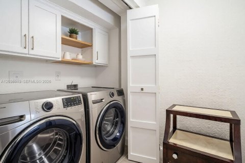 Condominio en Hollywood, Florida, 1 dormitorio  № 2084762