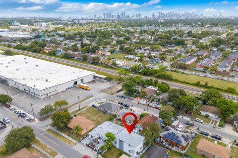 House in Miami, Florida 4 bedrooms, 149.57 sq.m. № 1647324 - photo 15
