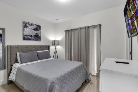 House in Miami, Florida 4 bedrooms, 149.57 sq.m. № 1647324 - photo 8