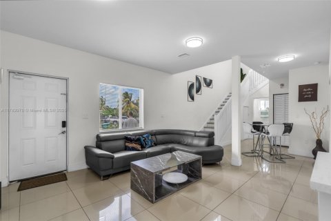 House in Miami, Florida 4 bedrooms, 149.57 sq.m. № 1647324 - photo 4