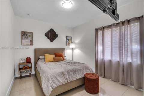 House in Miami, Florida 4 bedrooms, 149.57 sq.m. № 1647324 - photo 13