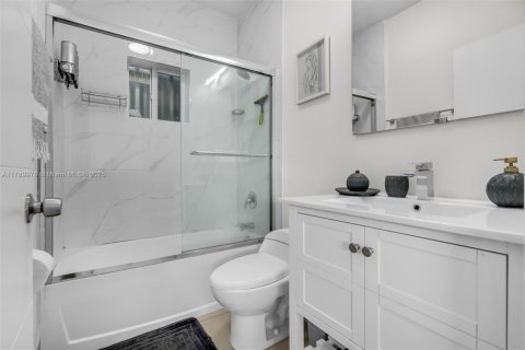 House in Miami, Florida 4 bedrooms, 149.57 sq.m. № 1647324 - photo 12