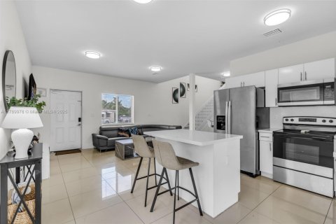 House in Miami, Florida 4 bedrooms, 149.57 sq.m. № 1647324 - photo 6