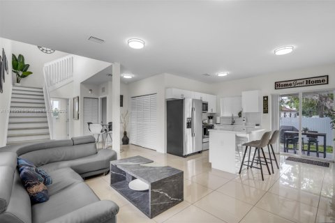 House in Miami, Florida 4 bedrooms, 149.57 sq.m. № 1647324 - photo 3
