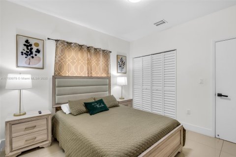 House in Miami, Florida 4 bedrooms, 149.57 sq.m. № 1647324 - photo 10
