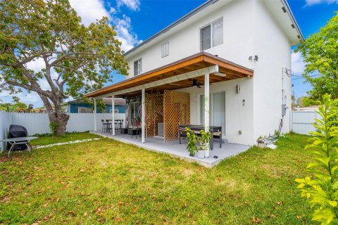House in Miami, Florida 4 bedrooms, 149.57 sq.m. № 1647324 - photo 14