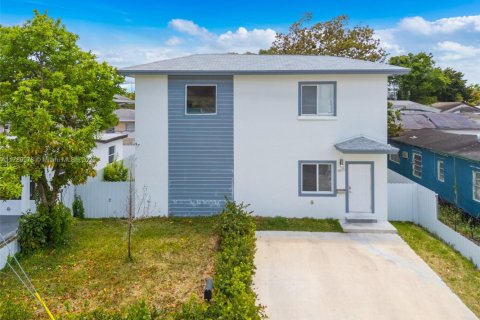 House in Miami, Florida 4 bedrooms, 149.57 sq.m. № 1647324 - photo 1