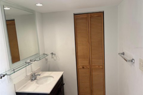 Condo in Clearwater, Florida, 2 bedrooms № 2196763 - photo 18