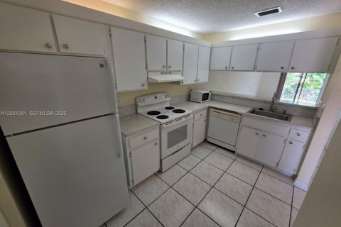 Снять в аренду таунхаус в Санрайз, Флорида 2 спальни, 88.63м2, № 2065369 - фото 4