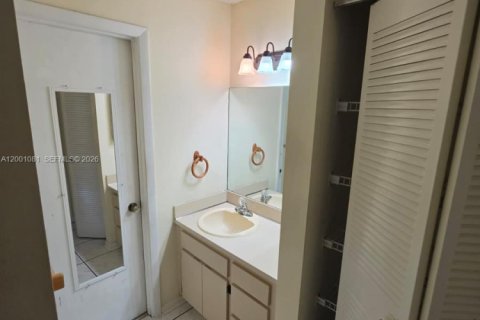 Снять в аренду таунхаус в Санрайз, Флорида 2 спальни, 88.63м2, № 2065369 - фото 10