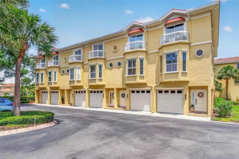 Townhouse in Tierra Verde, Florida 3 bedrooms, 207.73 sq.m. № 2112515 - photo 3