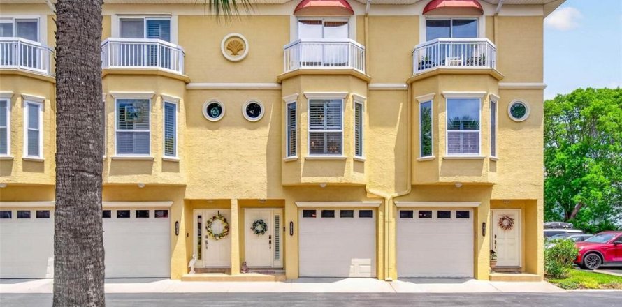 Townhouse in Tierra Verde, Florida 3 bedrooms, 207.73 sq.m. № 2112515