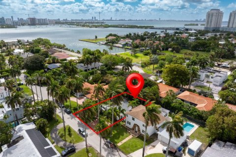 House in Miami, Florida 3 bedrooms, 131.09 sq.m. № 2244143