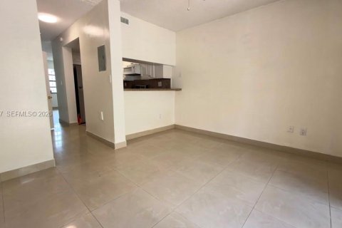 Copropriété à louer à Hialeah, Floride: 2 chambres, 89.37 m2 № 2085663 - photo 2