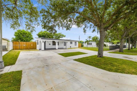 Villa ou maison à vendre à Miami, Floride: 3 chambres, 127 m2 № 1987398 - photo 1