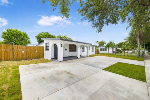 Villa ou maison à vendre à Miami, Floride: 3 chambres, 127 m2 № 1987398 - photo 2