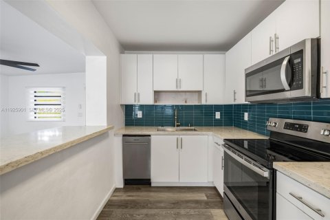 Villa ou maison à vendre à Miami, Floride: 3 chambres, 127 m2 № 1987398 - photo 16