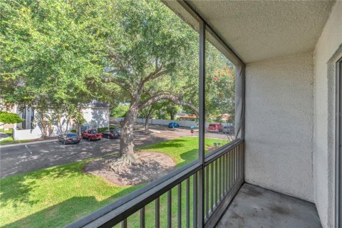 Condo in Brandon, Florida, 2 bedrooms  № 2134145 - photo 6
