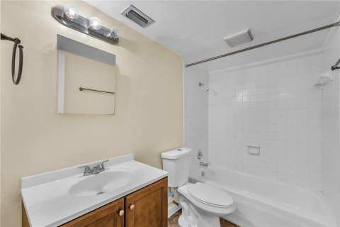 Condo in Brandon, Florida, 2 bedrooms  № 2134145 - photo 5