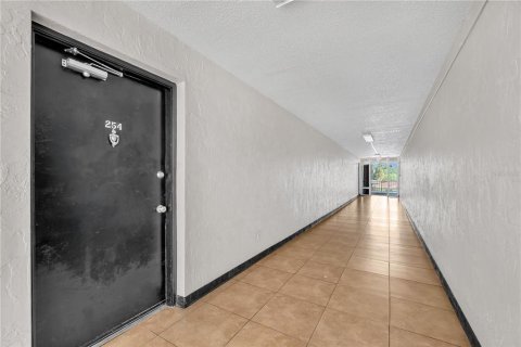 Condo in Brandon, Florida, 2 bedrooms  № 2134145 - photo 8