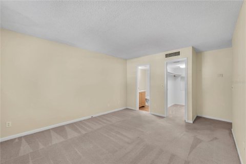 Condo in Brandon, Florida, 2 bedrooms  № 2134145 - photo 2