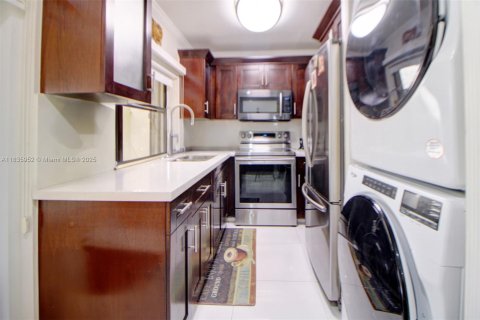 Condo in Hialeah, Florida, 2 bedrooms  № 1820310 - photo 13
