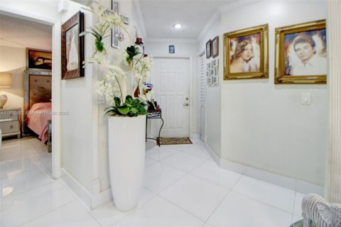 Condo in Hialeah, Florida, 2 bedrooms  № 1820310 - photo 9