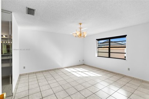 Villa ou maison à vendre à Miami, Floride: 3 chambres, 144 m2 № 1974812 - photo 21