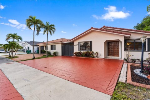 Villa ou maison à vendre à Miami, Floride: 3 chambres, 144 m2 № 1974812 - photo 1