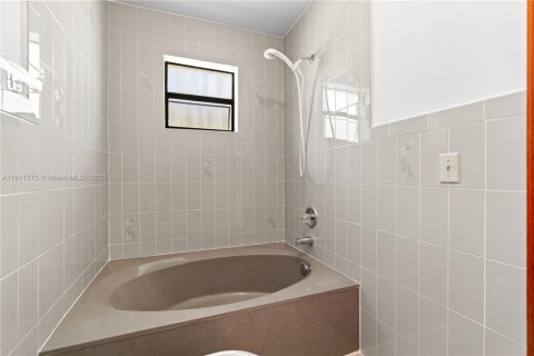 Villa ou maison à vendre à Miami, Floride: 3 chambres, 144 m2 № 1974812 - photo 28