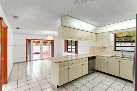 Villa ou maison à vendre à Miami, Floride: 3 chambres, 144 m2 № 1974812 - photo 13