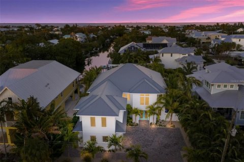 House in Anna Maria, Florida 4 bedrooms, 283.82 sq.m. № 1822537 - photo 1