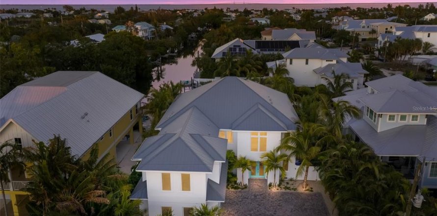 House in Anna Maria, Florida 4 bedrooms, 283.82 sq.m. № 1822537