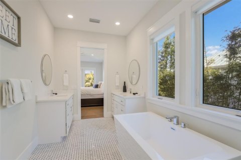 House in Anna Maria, Florida 4 bedrooms, 283.82 sq.m. № 1822537 - photo 24