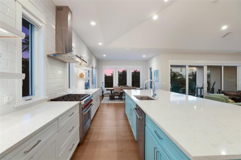 House in Anna Maria, Florida 4 bedrooms, 283.82 sq.m. № 1822537 - photo 13