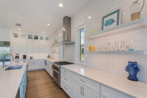 House in Anna Maria, Florida 4 bedrooms, 283.82 sq.m. № 1822537 - photo 14