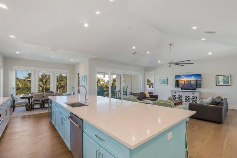 House in Anna Maria, Florida 4 bedrooms, 283.82 sq.m. № 1822537 - photo 15