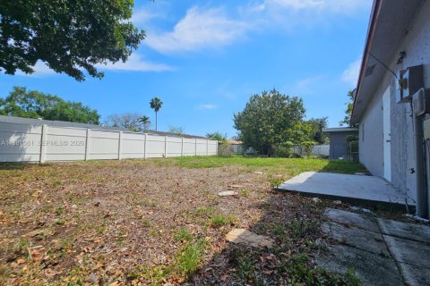 House in North Lauderdale, Florida 4 bedrooms, 122.26 sq.m. № 1946571 - photo 24
