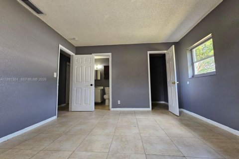 House in North Lauderdale, Florida 4 bedrooms, 122.26 sq.m. № 1946571 - photo 13