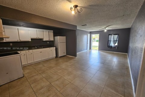 House in North Lauderdale, Florida 4 bedrooms, 122.26 sq.m. № 1946571 - photo 6