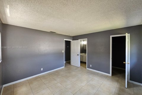 House in North Lauderdale, Florida 4 bedrooms, 122.26 sq.m. № 1946571 - photo 14